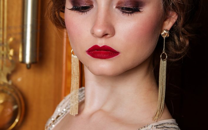 Catch Her Eye: Make a Connection!