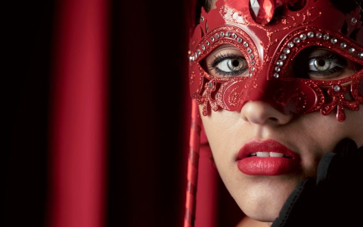 Charming Red Masks for Your Lovely Date